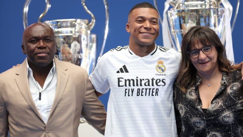 Mãe de Mbappé proíbe uso de celulares em clube francês que pertence à família do craque