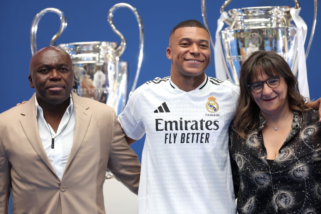Mãe de Mbappé proíbe uso de celulares em clube francês que pertence à família do craque