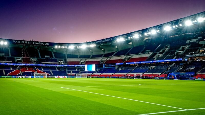 Calor extremo prejudica gramado do Parque dos Príncipes e impede PSG de estrear em casa no Francês