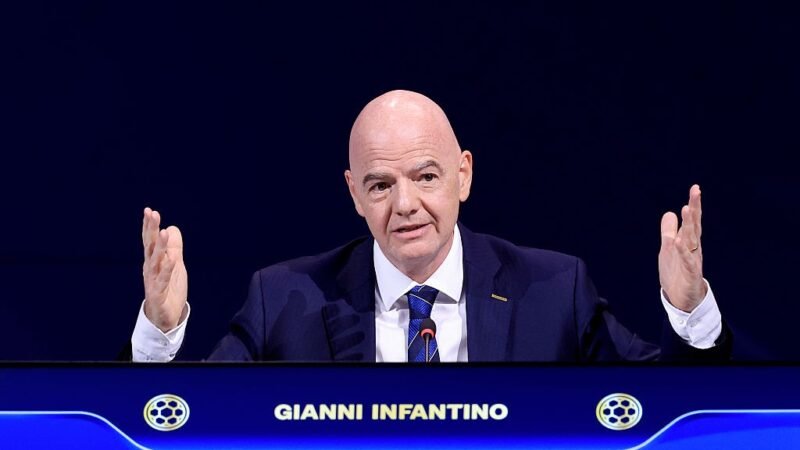 Cúpula da Fifa garante apoio a Infantino, que envia pedido de desculpas a federações