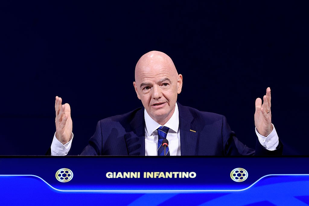 Cúpula da Fifa garante apoio a Infantino, que envia pedido de desculpas a federações