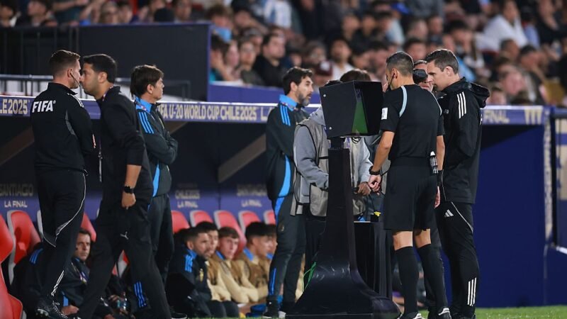 Chefe de arbitragem da Uefa quer menos uso do VAR: “Isto é futebol, não é PlayStation”