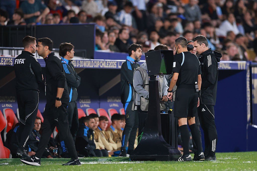 Chefe de arbitragem da Uefa quer menos uso do VAR: “Isto é futebol, não é PlayStation”
