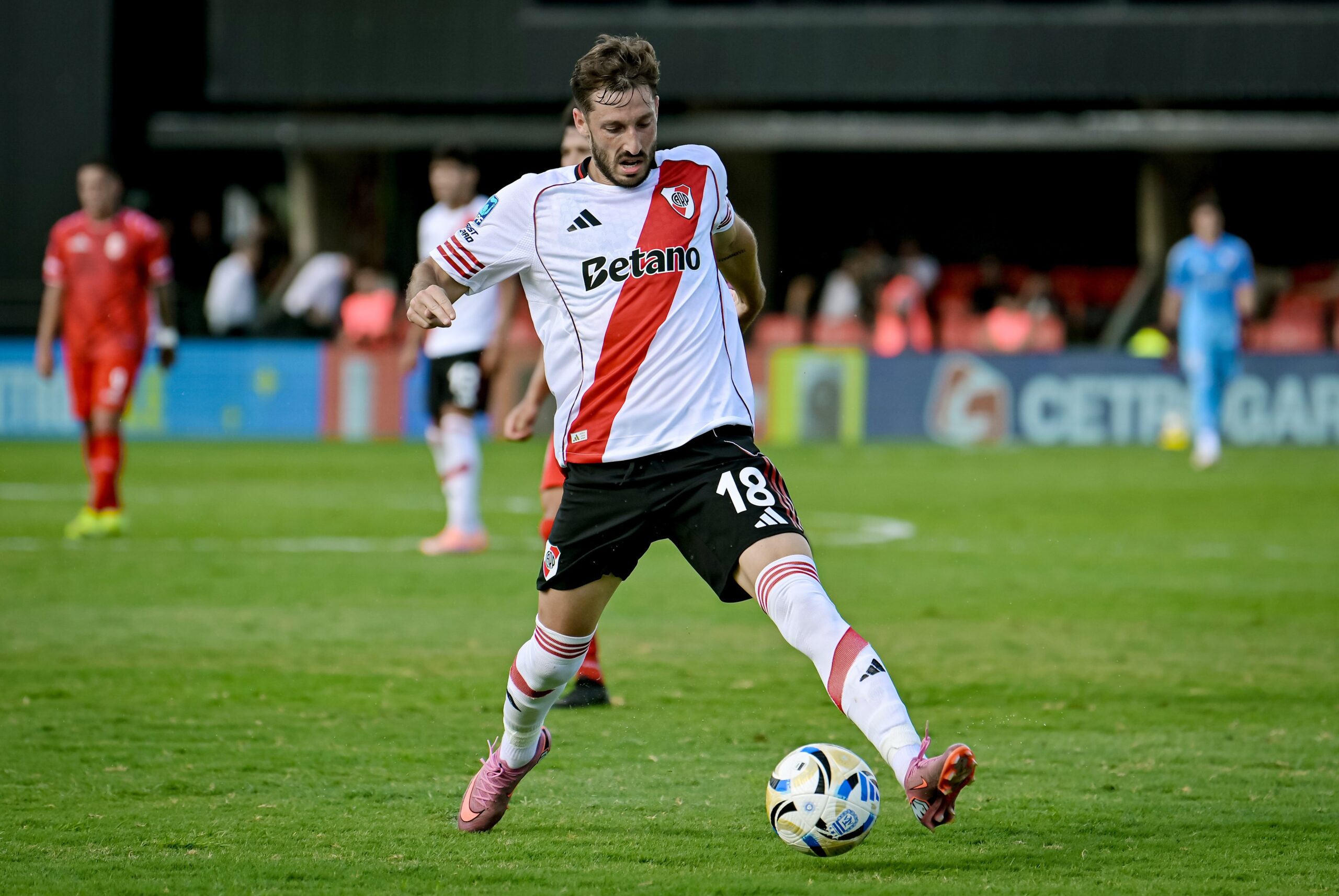 Getafe busca contratação de Viña, lateral que pertence ao Flamengo