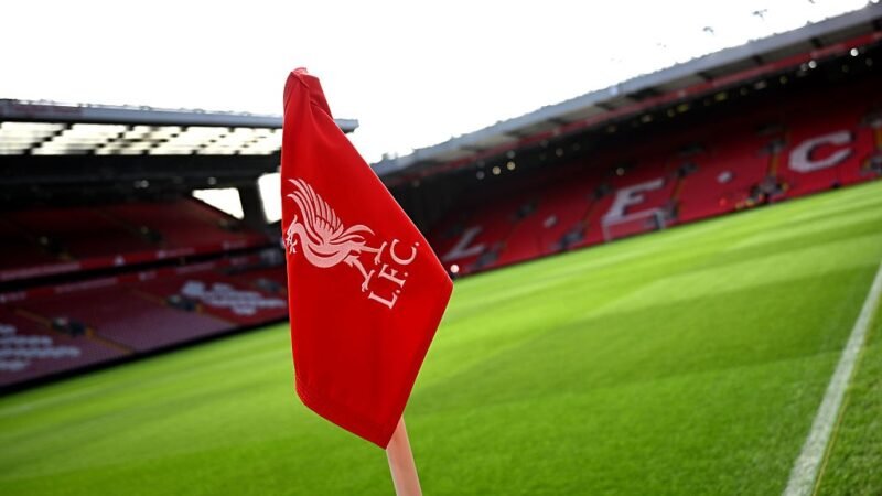 Consórcio com Bezos e bilionário brasileiro compra parte do Liverpool
