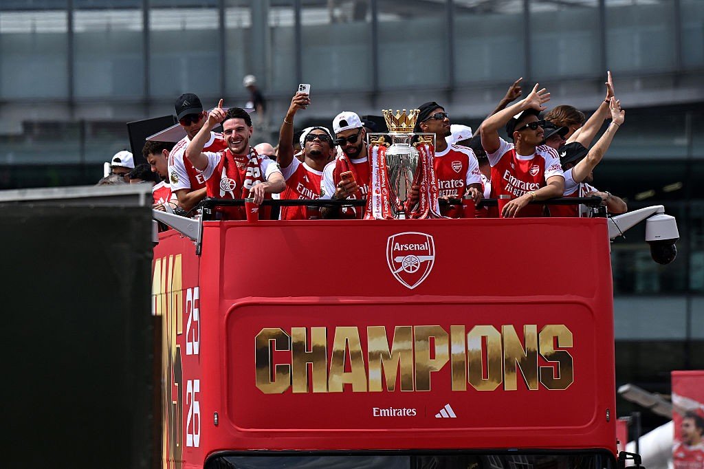 Arsenal defende o título, enquanto rivais iniciam ciclos; veja as mudanças na Premier League 2026/27