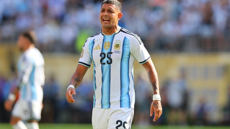 Zagueiro da Argentina revela bronca na mãe por teorias da conspiração sobre a final da Copa