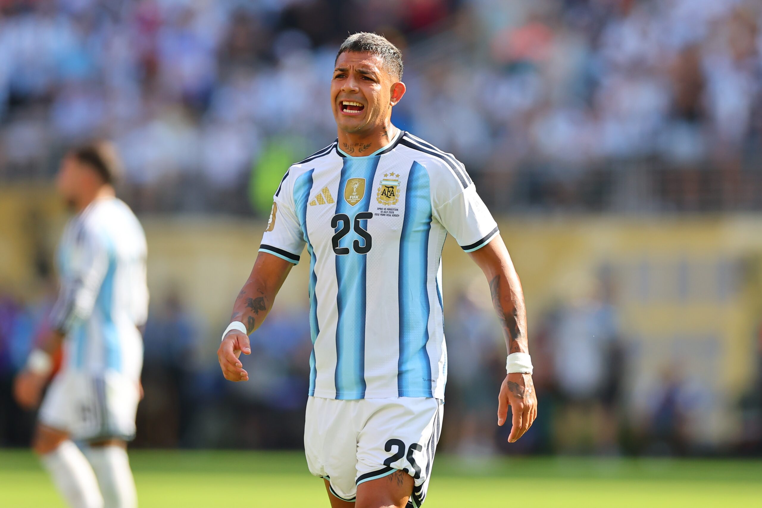 Zagueiro da Argentina revela bronca na mãe por teorias da conspiração sobre a final da Copa