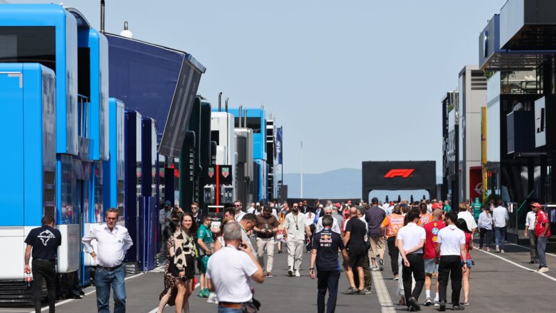 A “rua” mais cara do mundo: conheça o mundo dos luxuosos motorhomes da F1