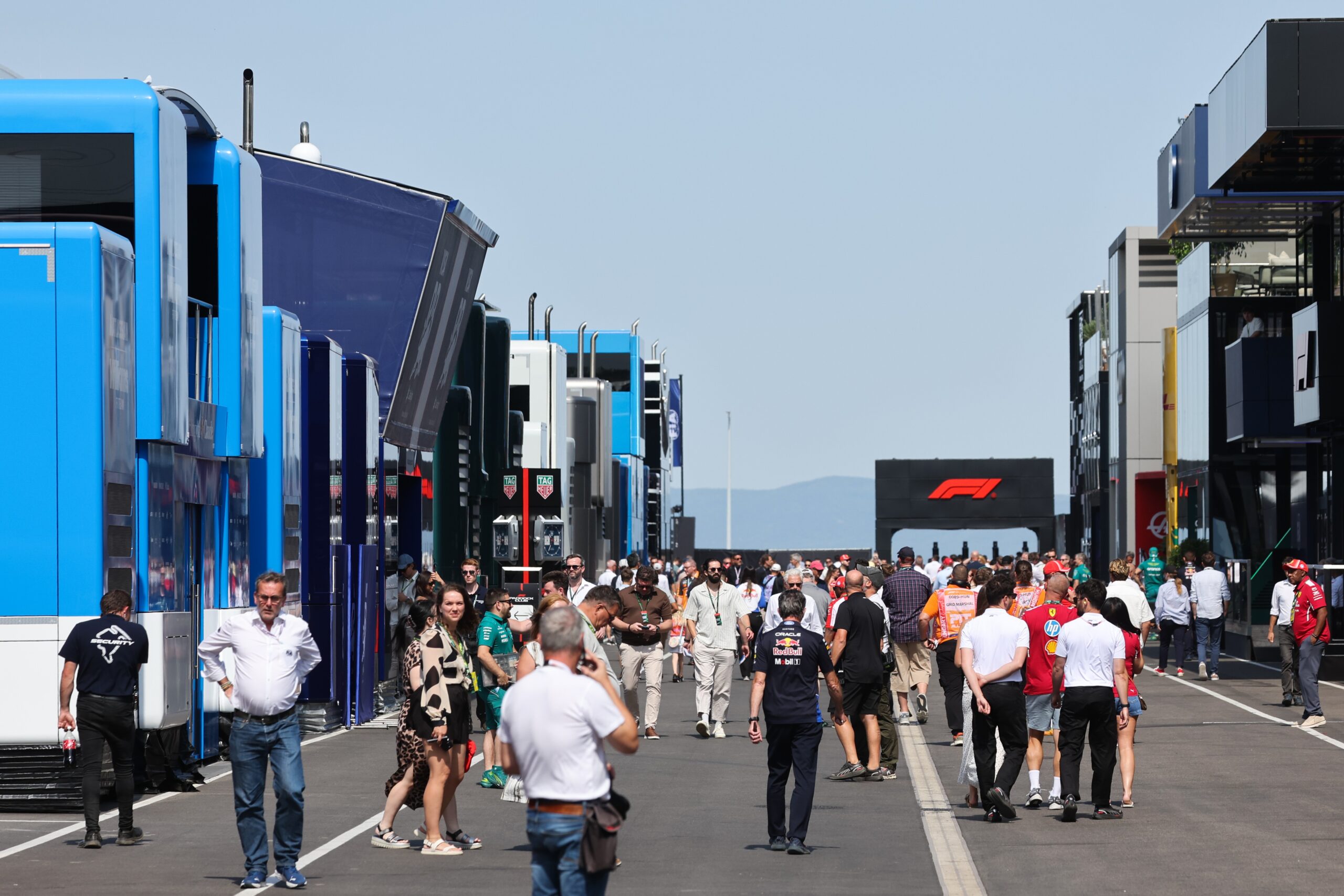 A “rua” mais cara do mundo: conheça o mundo dos luxuosos motorhomes da F1