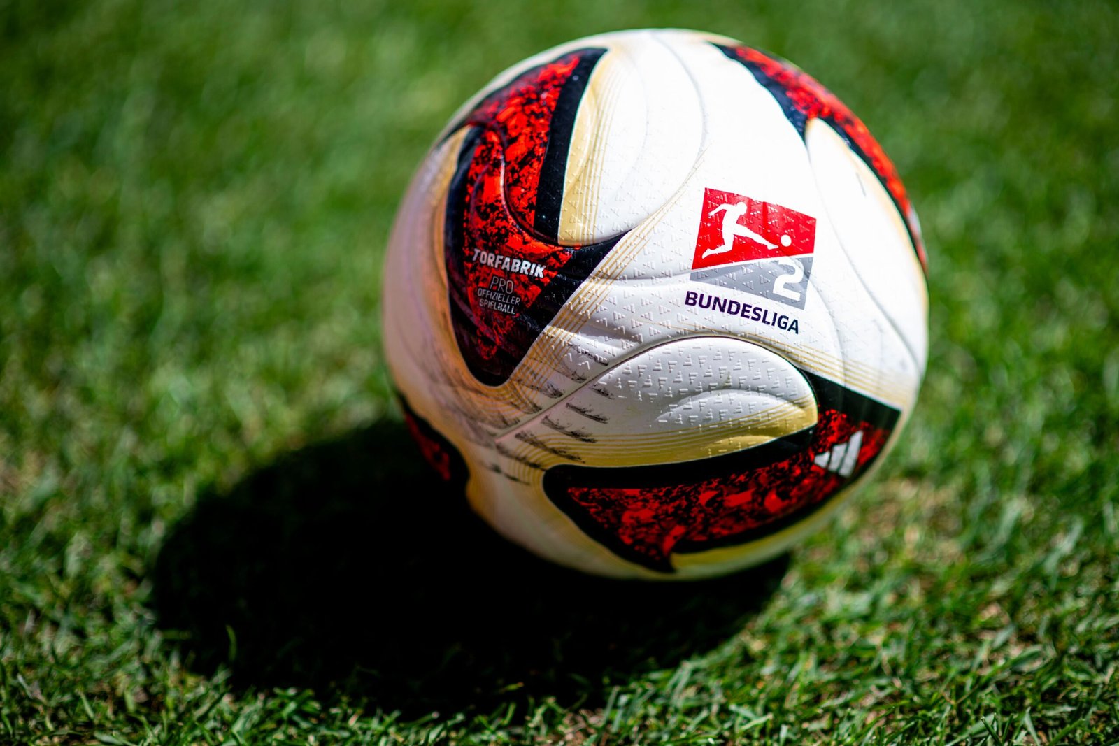Nova bola da Bundesliga é criticada por causar mais dor; entenda