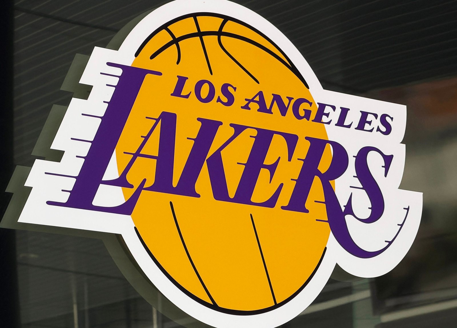 Família Buss vende ações restantes e deixa comando dos Lakers após 47 anos