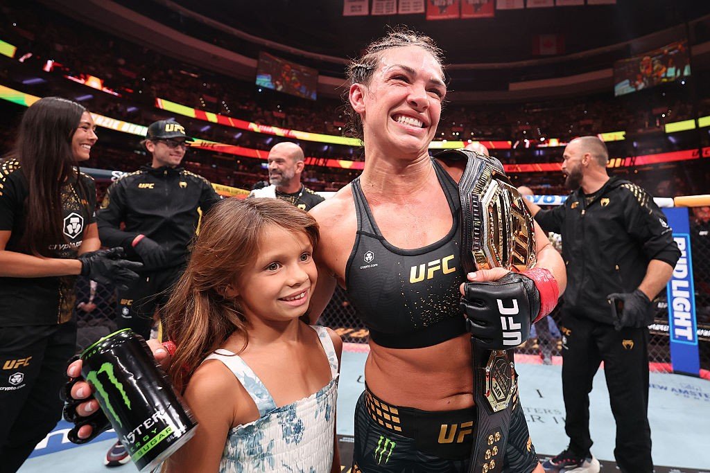 UFC 330: Mackenzie Dern vence Gillian Robertson e mantém cinturão peso-palha