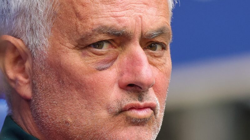 Mourinho aparece com olho roxo e explica acidente no Real Madrid
