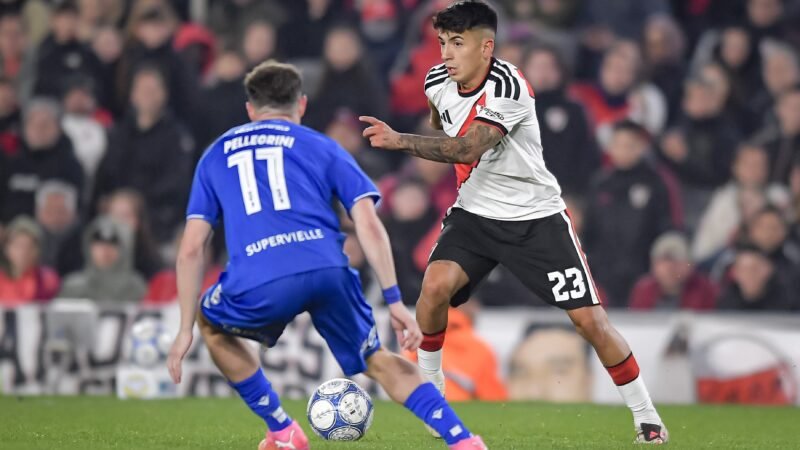 Com erro feio de Almada, River leva empate e tropeça mais uma vez no Argentino