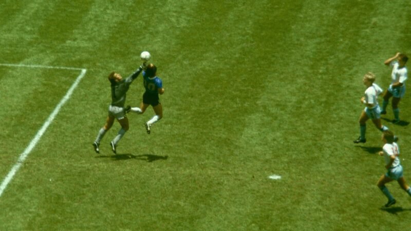 Bola da “Mão de Deus” de Maradona é vendida por mais de R$ 17 milhões