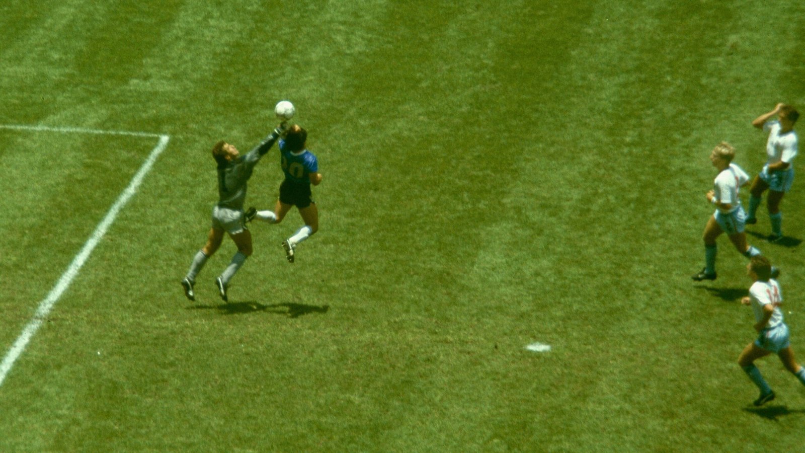 Bola da “Mão de Deus” de Maradona é vendida por mais de R$ 17 milhões