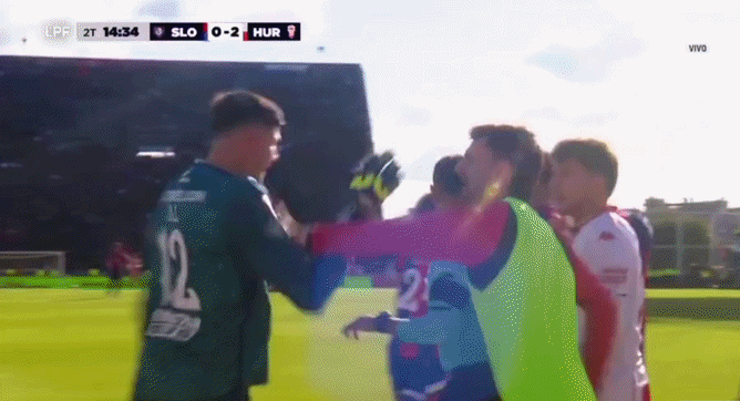 Herói do Paraguai na Copa do Mundo é expulso por dar cabeçada em rival na Argentina