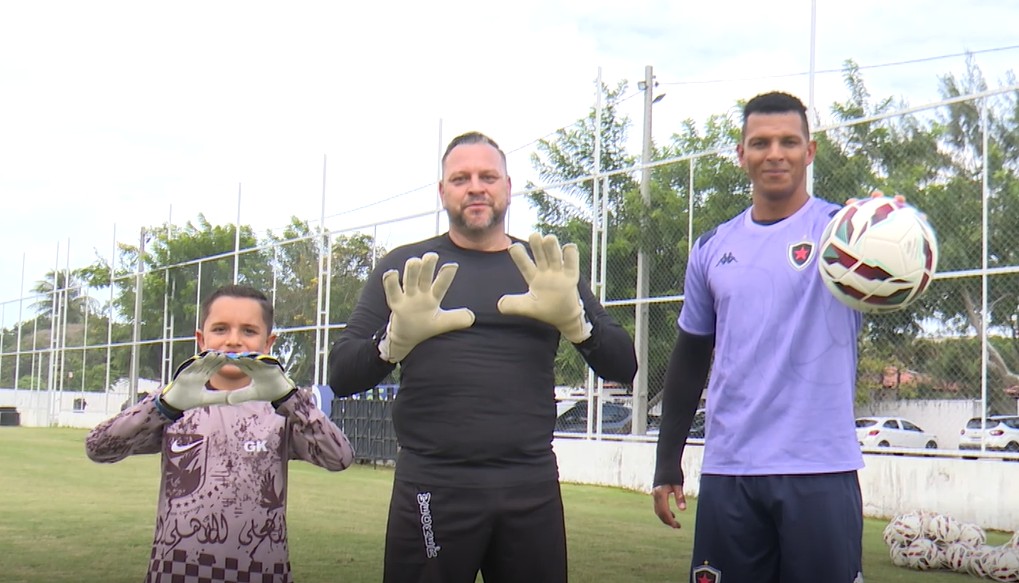 De pai para filho: paixão pelo gol aproxima torcedores de goleiro do Botafogo-PB