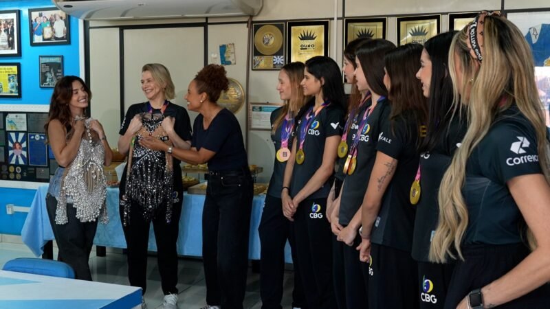 Conjunto da ginástica rítmica encontra atriz que inspirou collant do ouro no Mundial; entenda