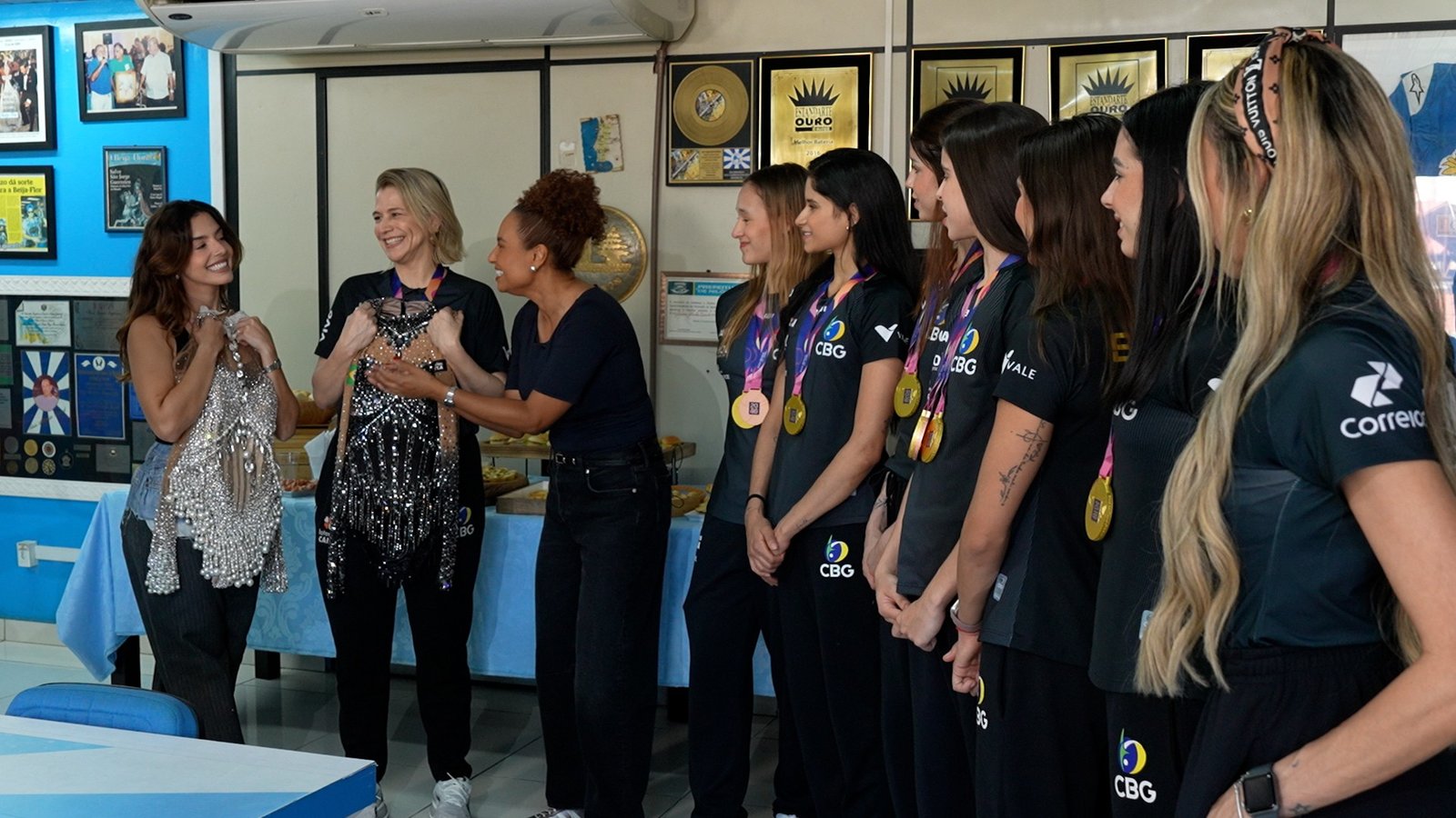 Conjunto da ginástica rítmica encontra atriz que inspirou collant do ouro no Mundial; entenda