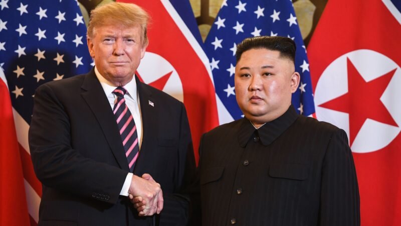 Trump tenta costurar encontro com Kim Jong-un para negociar acordo nuclear, diz jornal