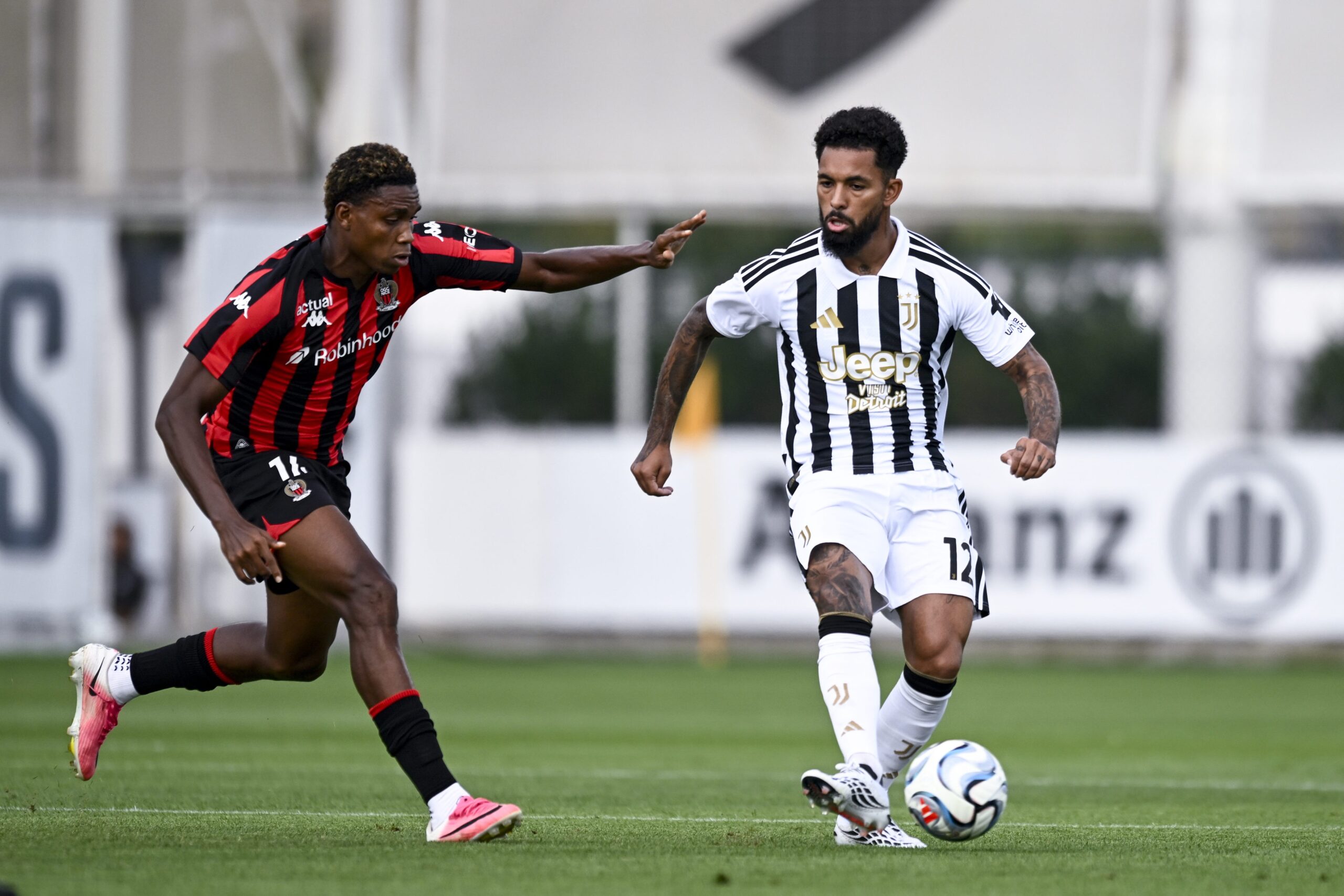 Douglas Luiz marca em amistoso e expressa desejo de permanecer na Juventus após empréstimos