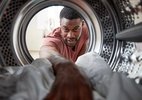 Máquina de lavar roupa cheirando mal? Dicas de limpeza para evitar odor