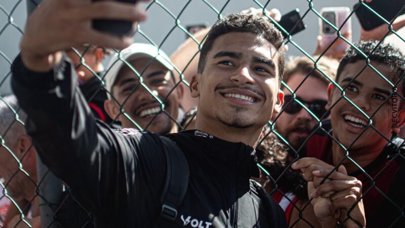 AeroNego: torcida do Vitória apoia embarque do time antes do jogo contra o Athletico