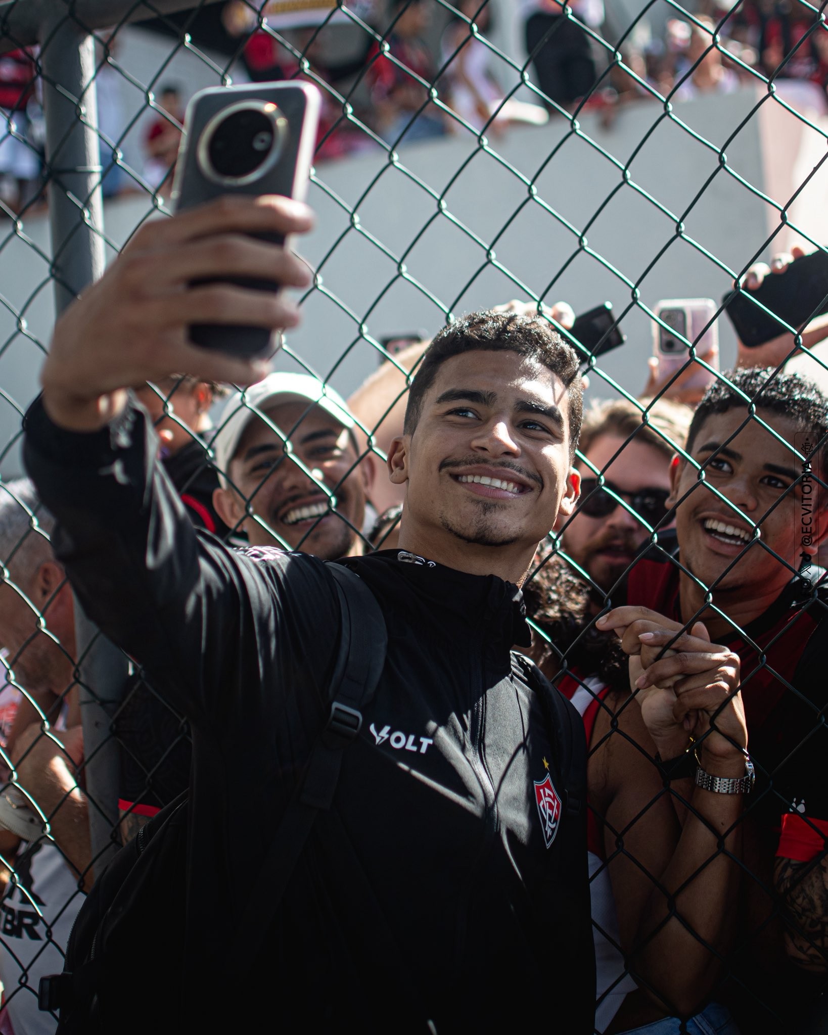 AeroNego: torcida do Vitória apoia embarque do time antes do jogo contra o Athletico