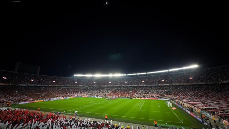 Torcedor do River sofre ataque cardíaco e morre no Monumental em eliminação da Sul-Americana