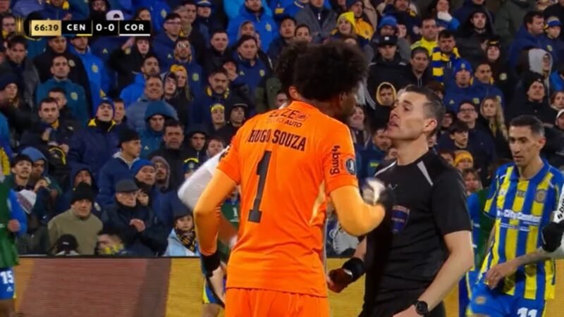 Hugo Souza, do Corinthians, é alvo de ofensas racistas de torcedores do Rosario Central
