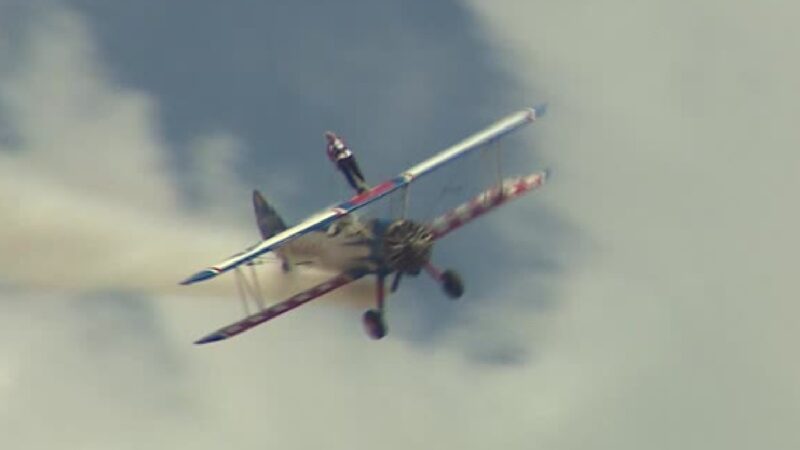 VÍDEO: britânica de 97 anos se torna a mulher mais velha a fazer acrobacia aérea sobre asas