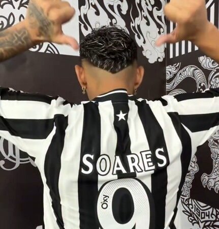 Tiquinho Soares recebe a camisa 9 de Danilo Pereira na volta ao Botafogo