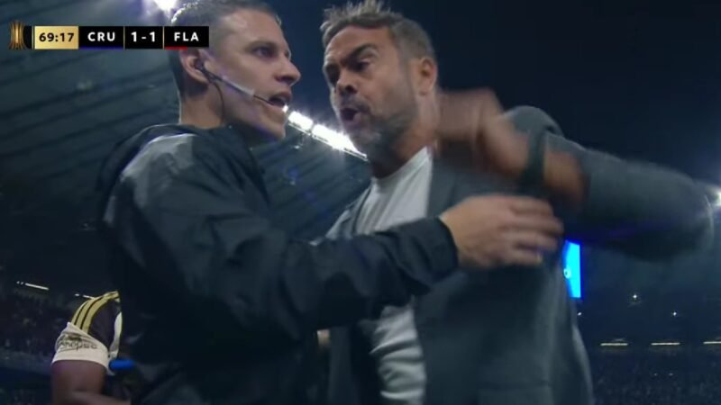 Artur Jorge se revolta com falta que originou gol do Flamengo e leva amarelo; veja