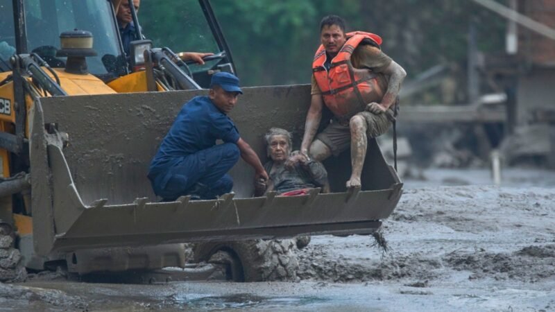 FOTOS mostram a devastação das enchentes no Nepal