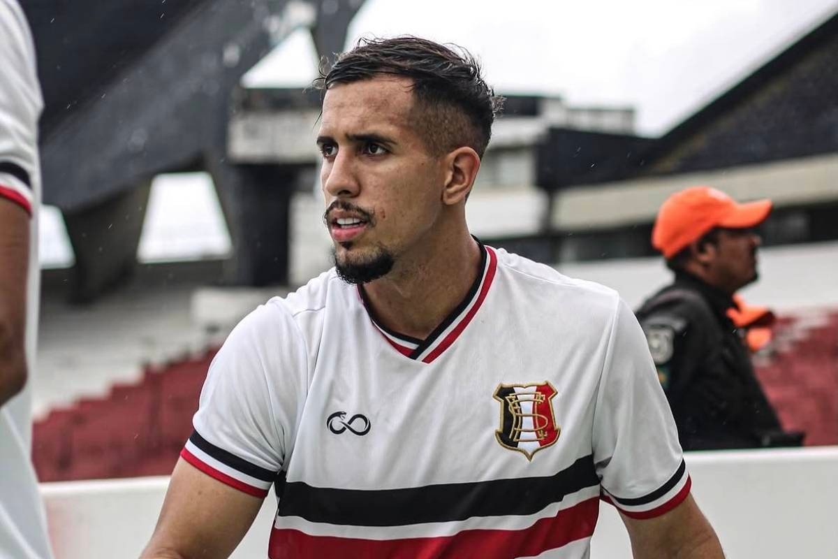 Jogador do Santa Cruz registra boletim de ocorrência contra executivo do clube, que rebate