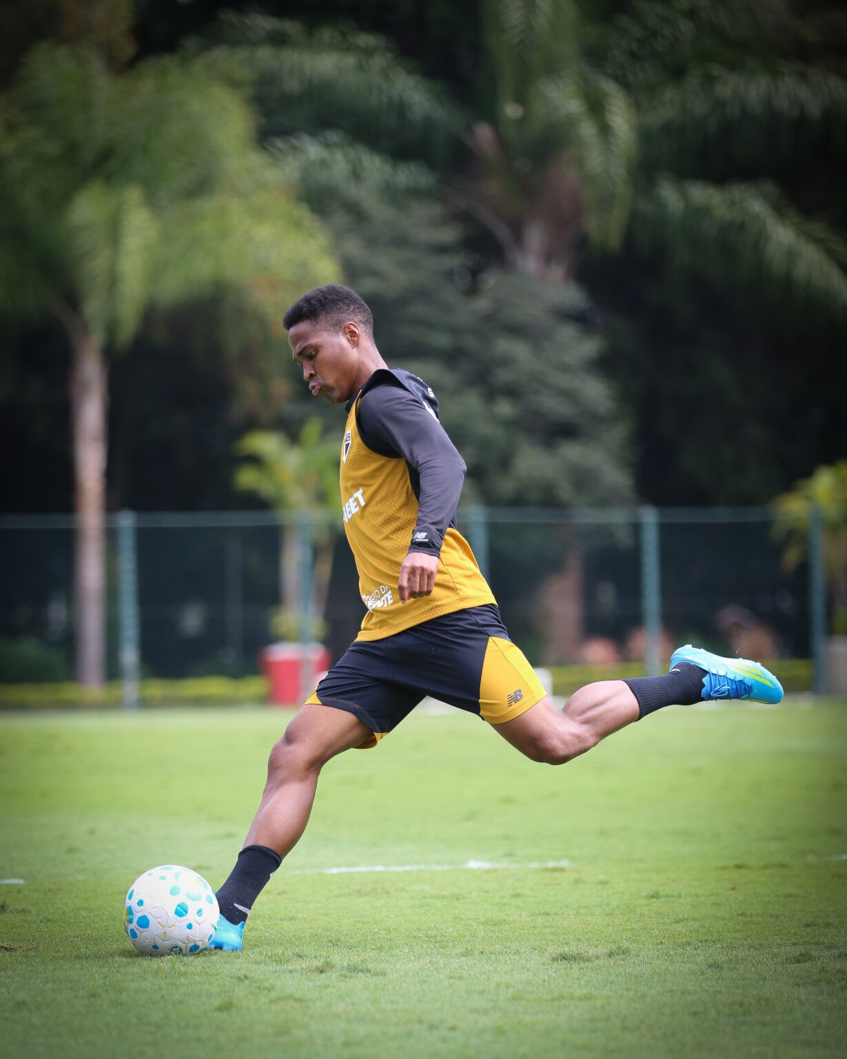 Wendell vira titular em meio a impasse na lateral do São Paulo e completa 50 jogos