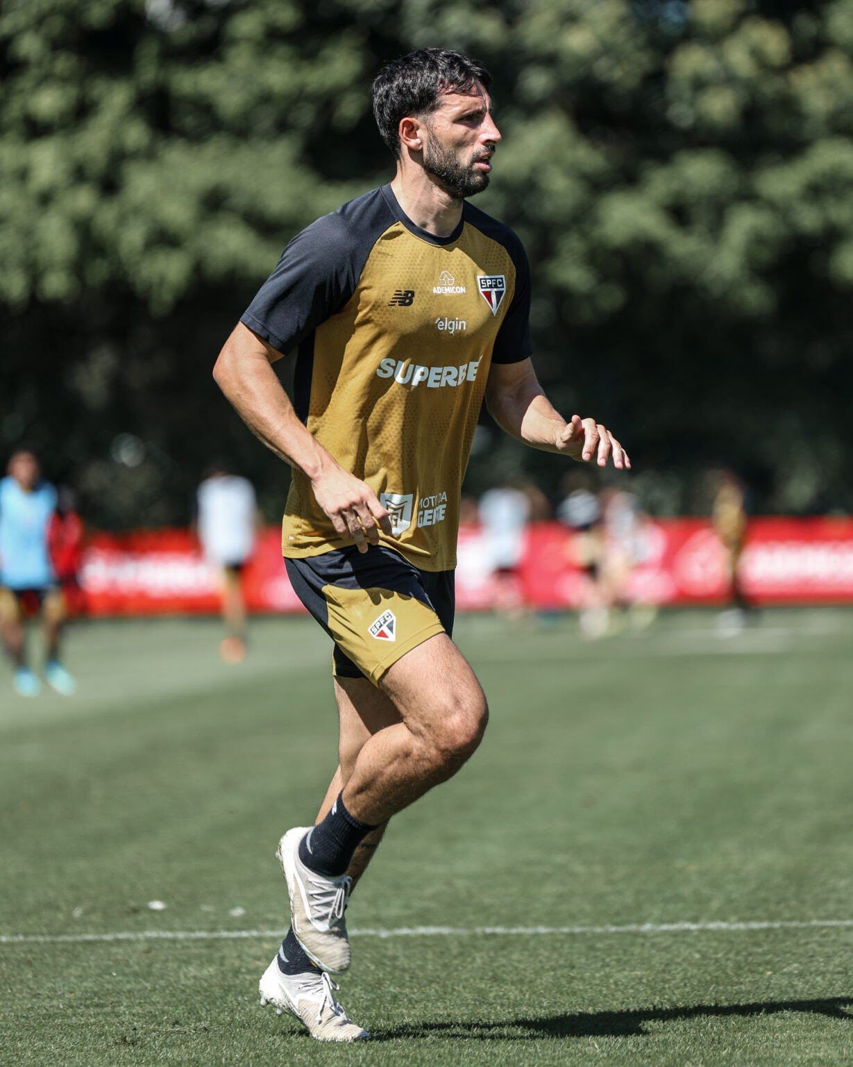 Escalação do São Paulo: Calleri treina, mas é dúvida para enfrentar o Bragantino