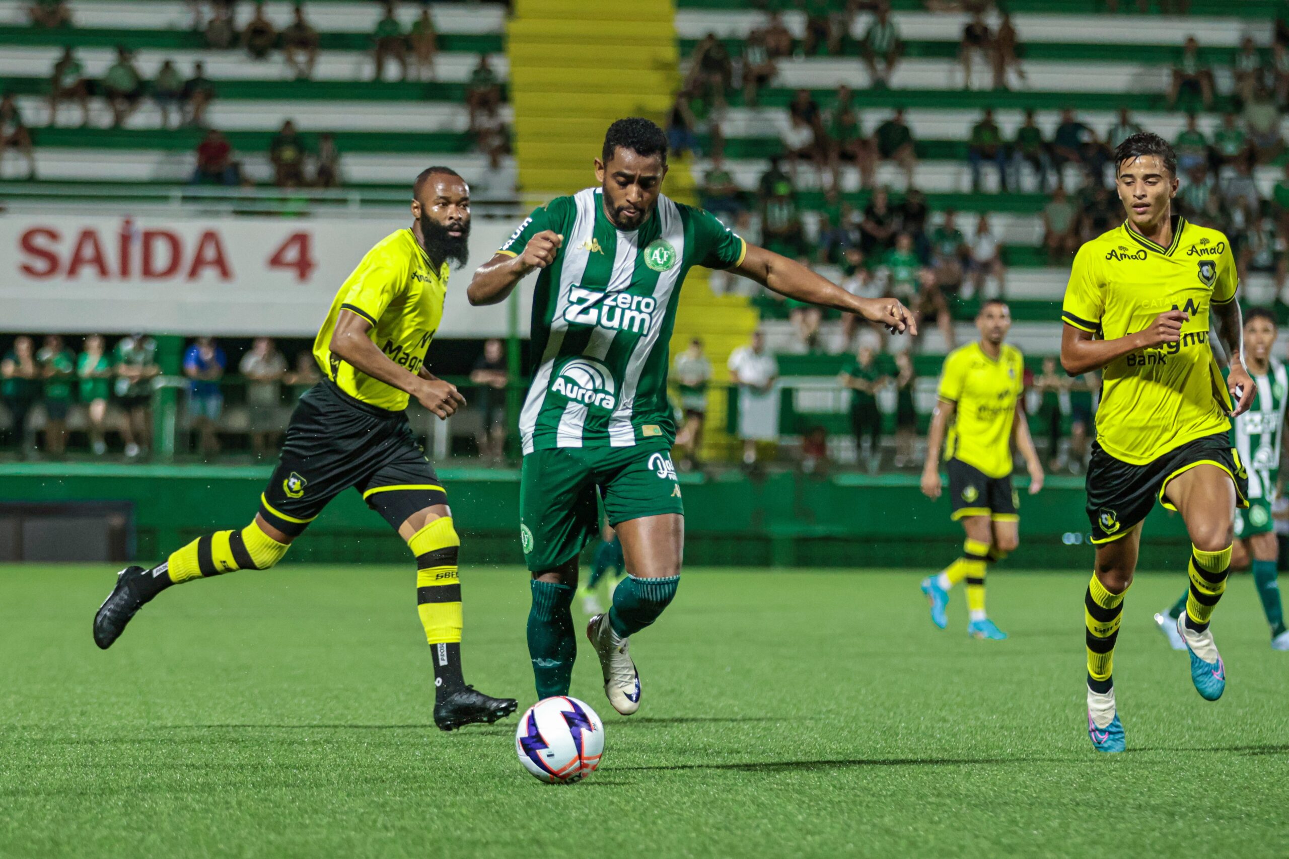 Apesar do transfer ban, Goiás poderá contar com novo lateral contra o Londrina