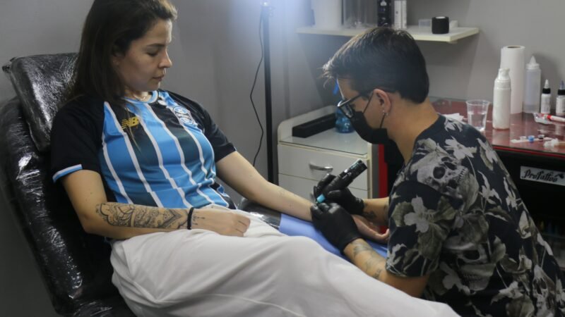 Torcedora do Grêmio eterniza Pavon em tatuagem ao lado de Renato e Luan; conheça a história