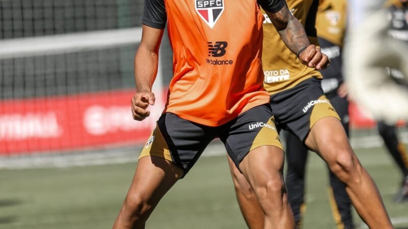 Com André Silva em baixa, São Paulo busca centroavante para fazer sombra a Calleri