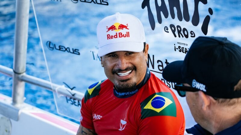 Italo Ferreira supera sul-africano na estreia e vira primeiro brasileiro a avançar na etapa do Taiti