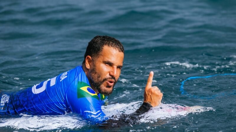 Italo Ferreira é batido por havaiano na semi em Teahupoo, mas fecha etapa no topo do ranking