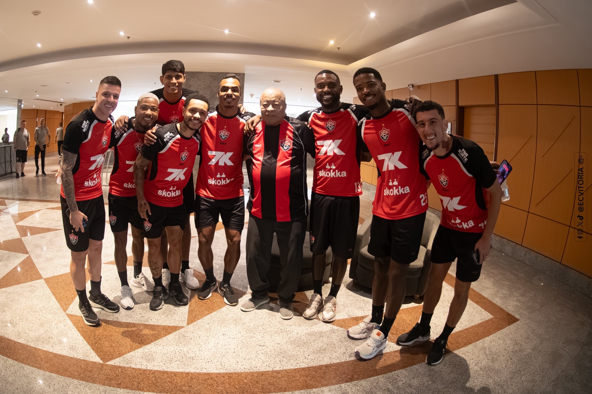 Jairzinho cobra visita ao Barradão e elogia trabalho do filho: “Vem levando o Vitória a ter sucesso”