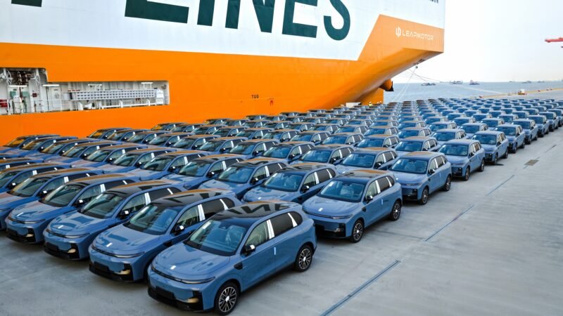 Venda de carros cai na China, e marcas chinesas aceleram chegada ao Brasil e a novos mercados