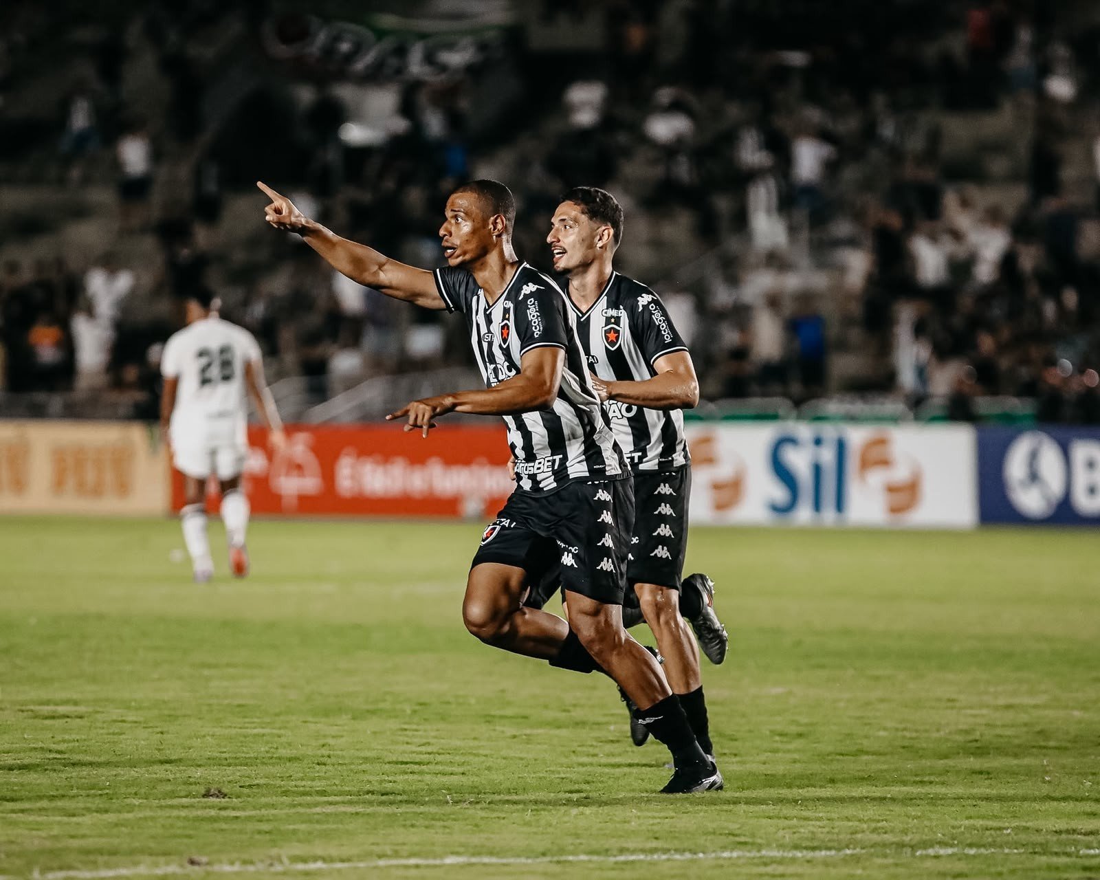 Entre o G-8 e o meio da tabela: Amazonas e Botafogo-PB se encaram colados na pontuação