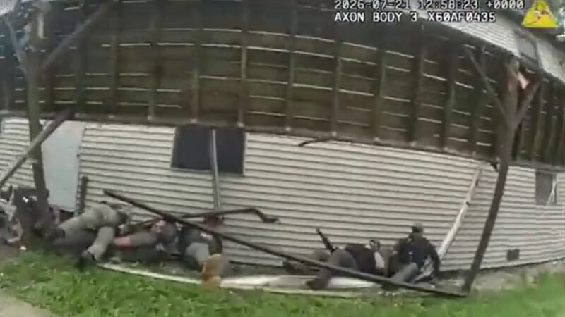 Varanda despenca, e nove policiais caem durante operação nos EUA; veja VÍDEO