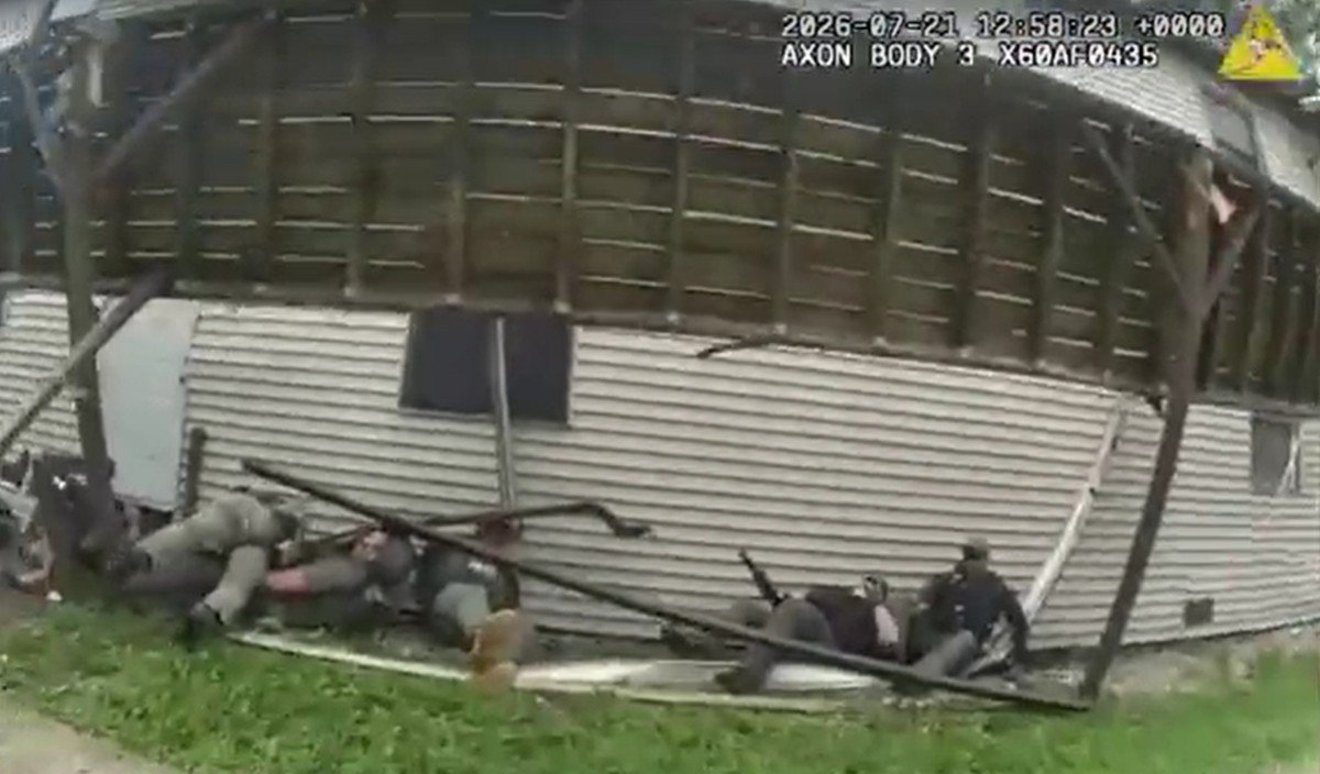 Varanda despenca, e nove policiais caem durante operação nos EUA; veja VÍDEO