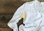 Como tirar manchas amarelas de roupa branca sem usar água sanitária